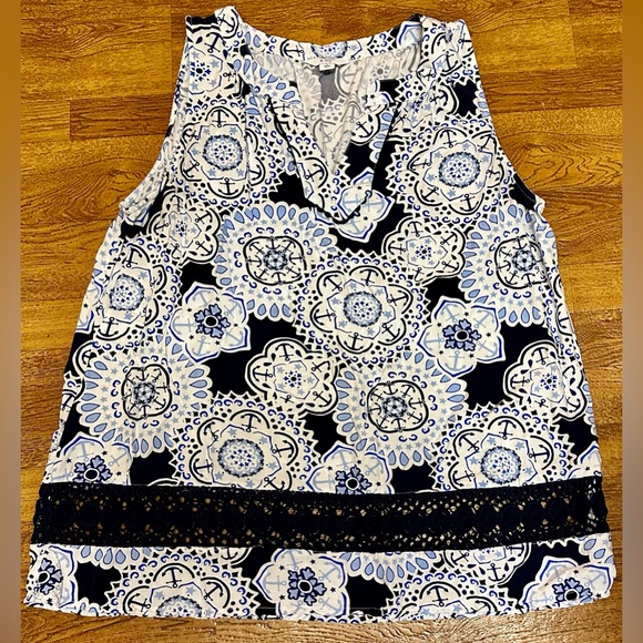 Beautiful Crown & Ivy Top - Picture 1 of 5